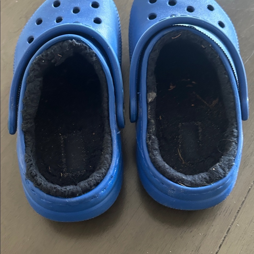 CROCS Kids Vibrant Blue Slippers with Sherpa insole - Picture 3 of 6